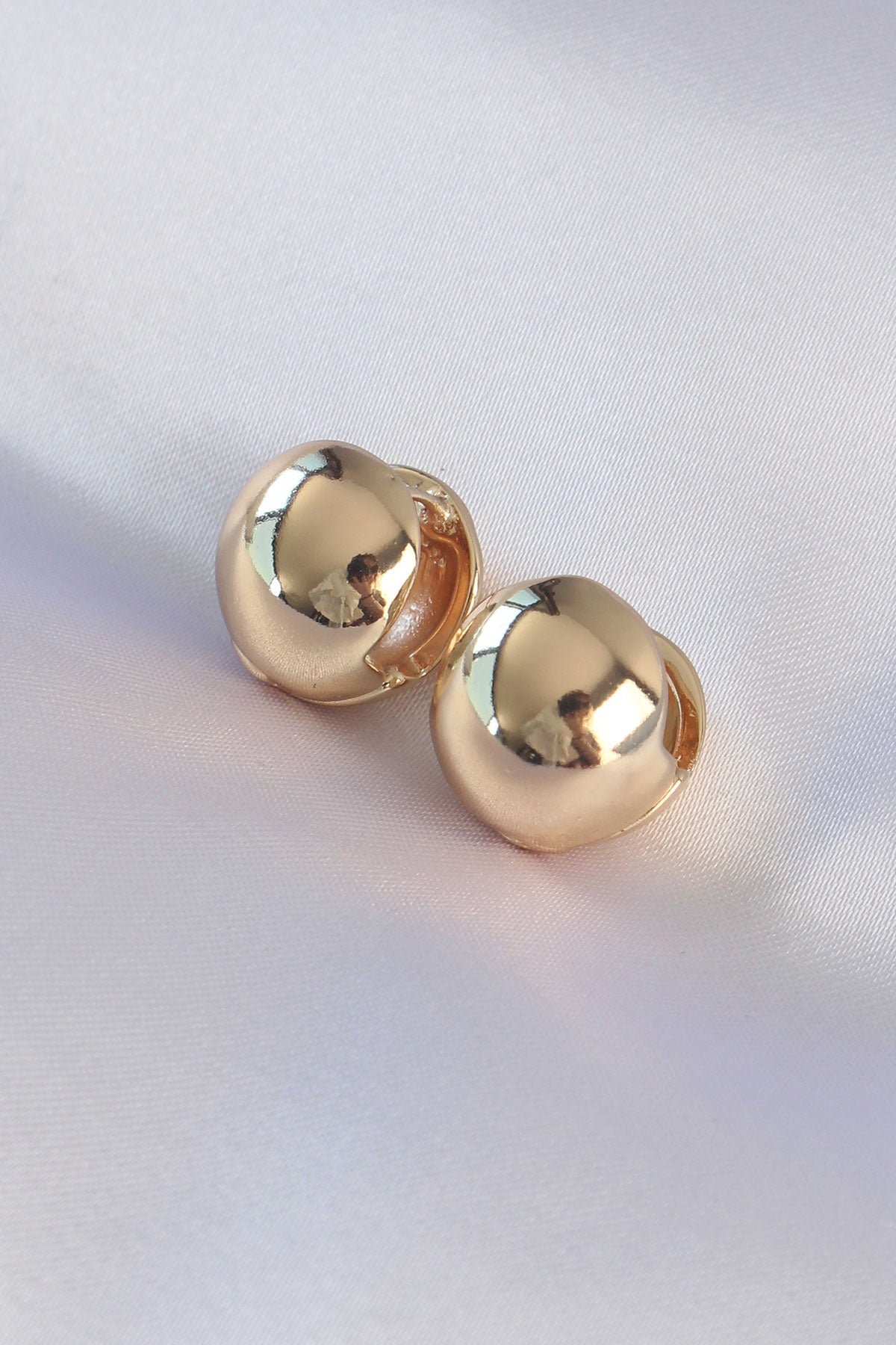 Hohle Minimal-Ohrstecker aus Messing in Goldfarbe