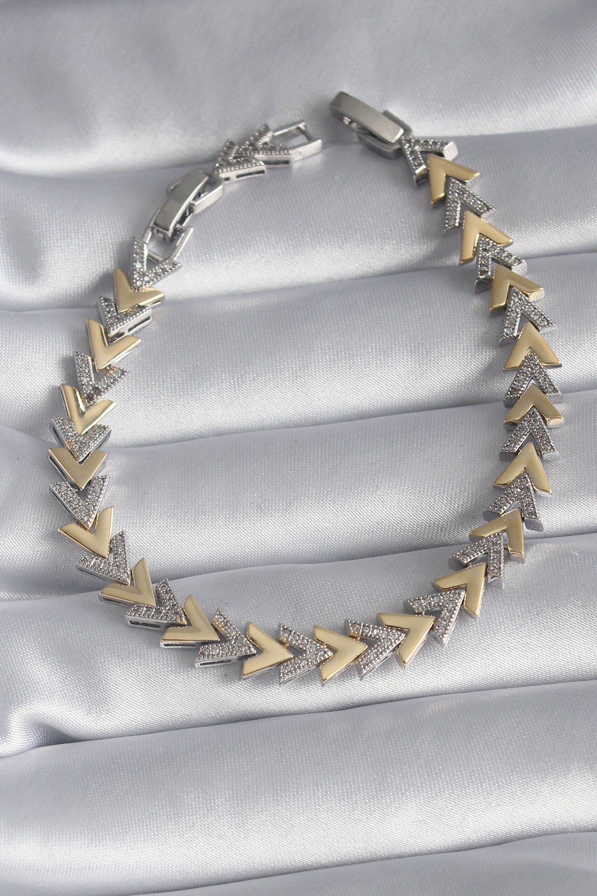 Damenarmband aus Messing, goldfarben, silberfarben, Zirkonstein-Detail, V-Modell, VIP-Serie