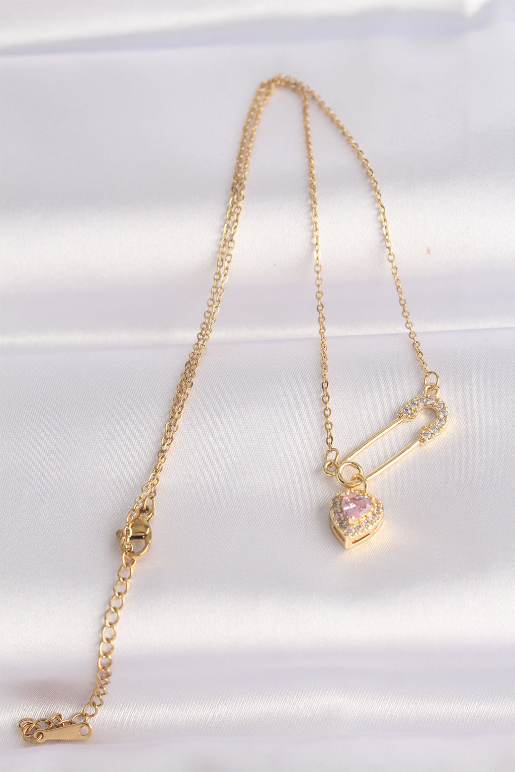 Halskette aus 316L-Stahl, Goldfarbe, Zirkonstein, Herzdetail, Sicherheitsnadel-Design