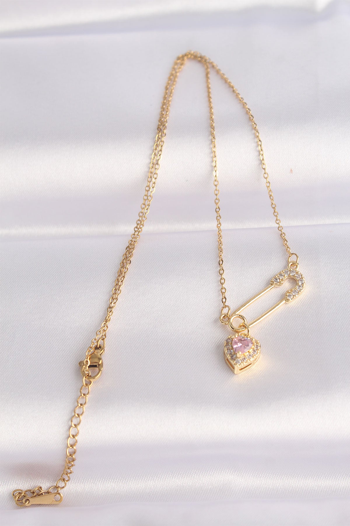 Halskette aus 316L-Stahl, Goldfarbe, Zirkonstein, Herzdetail, Sicherheitsnadel-Design