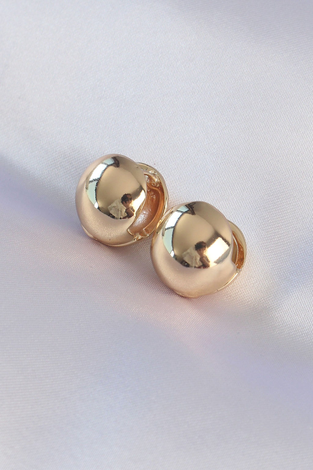 Hohle Minimal-Ohrstecker aus Messing in Goldfarbe
