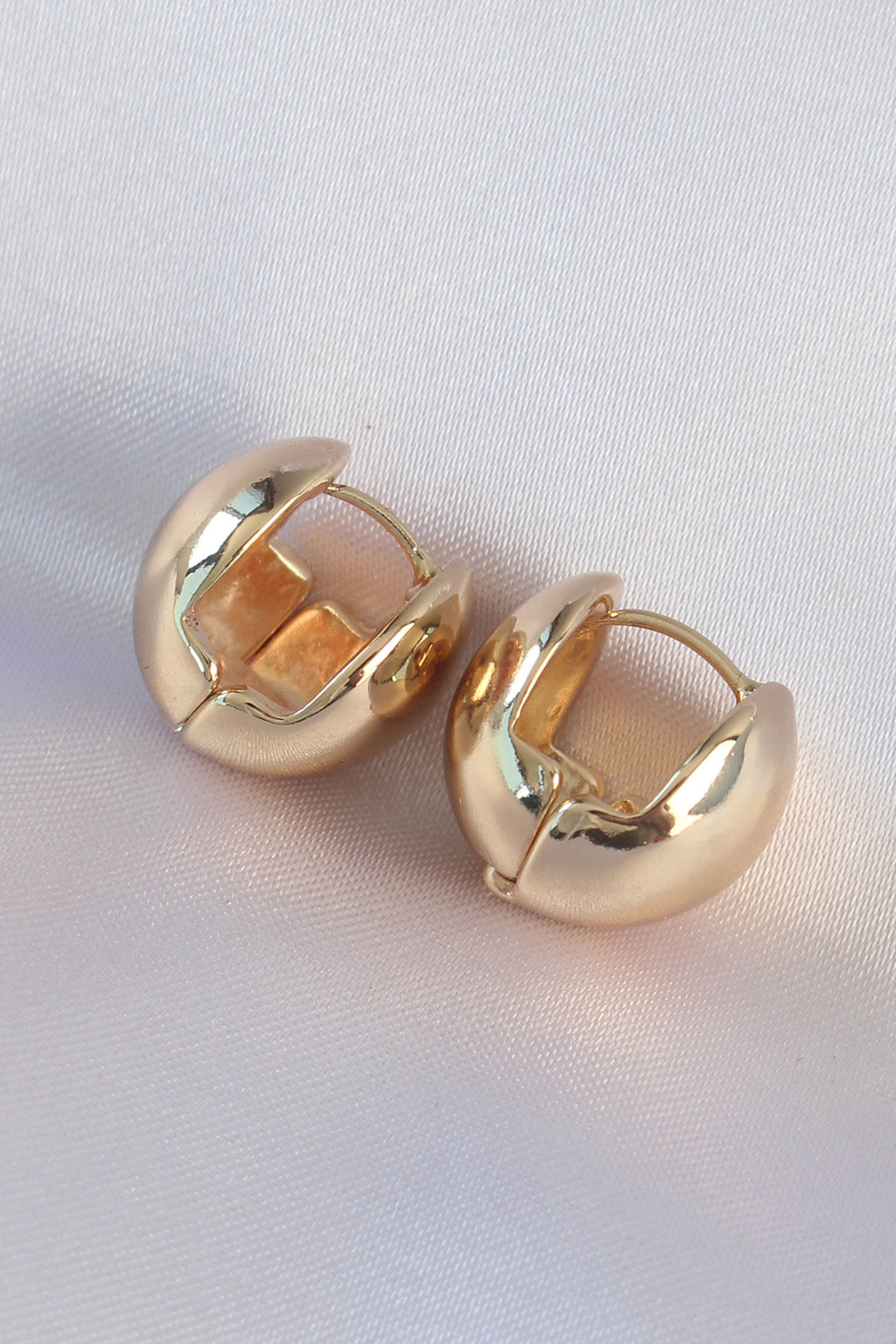 Hohle Minimal-Ohrstecker aus Messing in Goldfarbe